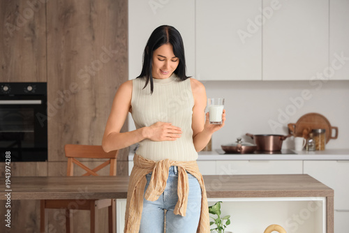 Beautiful pregnant woman wi...