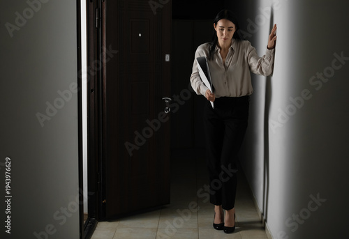 Young businesswoman with fo...