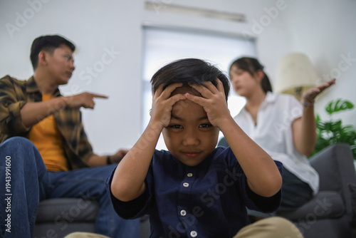 Foto Stressed Child with Parents Arguing in Background