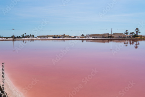 Foto Pink salt lagoon and evaporation ponds in Salinas de San Pedro del Pinatar Natural Park, Murcia, Spain