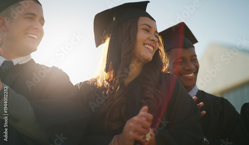 Φωτογραφία Graduation, friends and group of people with college goal, achievement or award celebration