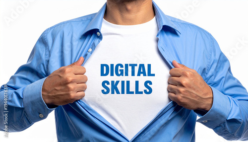Digital Skills - Ein Mann öffnet sein Hemd und zeigt sein TShirt