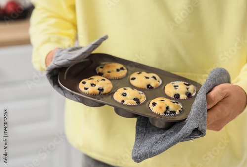 Young man holding baking di...