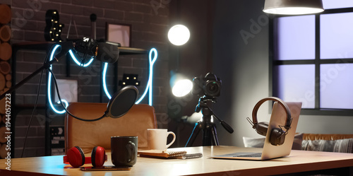 Foto Interior of podcaster's studio with workplace and glowing lamps at night