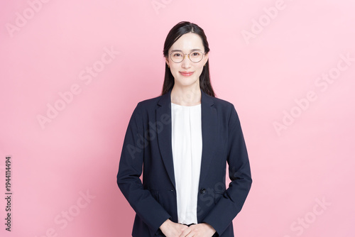 笑顔のビジネスウーマン（ピンクバック・春）