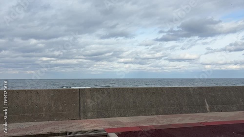 日本海の波　3月　防波堤　秋田県