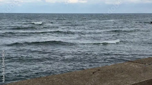 日本海の波　3月　防波堤　秋田県