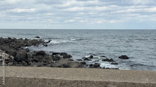 日本海の波　3月　防波堤　秋田県
