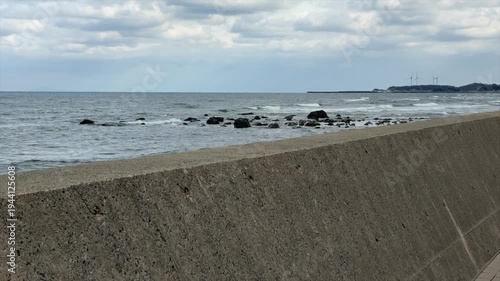 日本海の波　3月　防波堤　秋田県