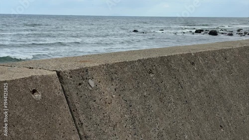 日本海の波　3月　防波堤　秋田県