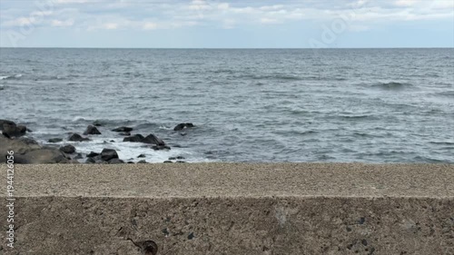 日本海の波　3月　防波堤　秋田県