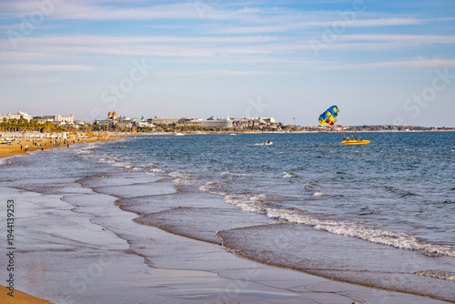 Foto Wide view of a quiet sandy coastline with soft waves