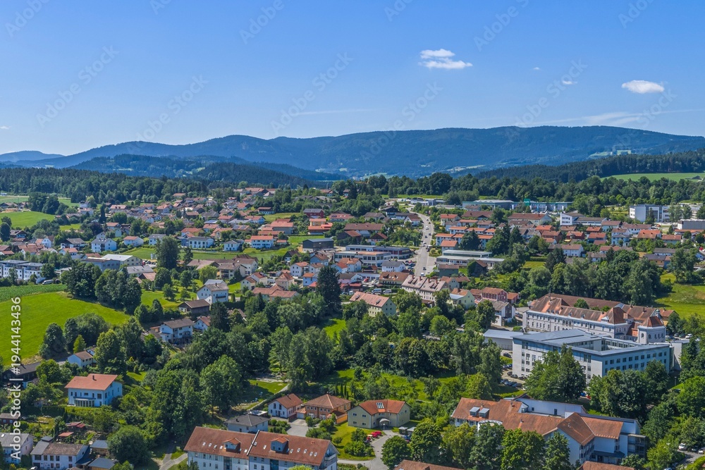 Obraz premium Ausblick auf den Luftkurort Viechtach am Schwarzen Regen im Naturpark Bayerischer Wald im Sommer