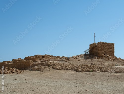 Tableau sur toile Ancient Desert Ruins and Watchtower on Arid Hilltop Landscape