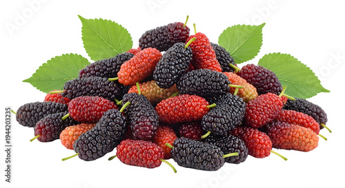 Fotografía A vibrant pile of mulberries in various stages of ripeness with green leaves on