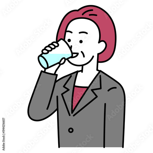 コップで水を飲む中年のスーツの女性