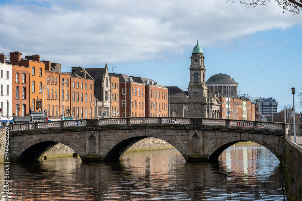Obraz premium Historic bridge and Four Courts along River Liffey