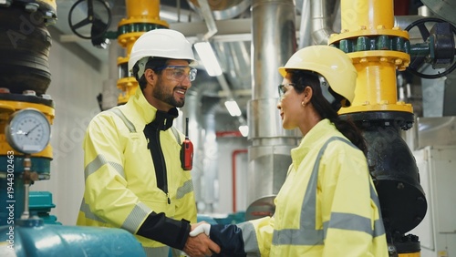 Foto Supervisor and engineer conclude a site inspection with a handshake, formalizing corrective actions and next steps