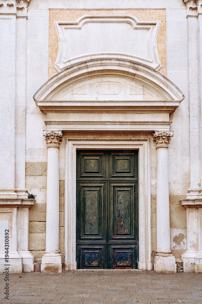 Obraz premium Old wooden door with stone structure in a historic building during daytime