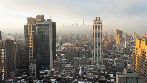 Vue du sud de Manhattan avec le jour qui se lève avec une légère brume