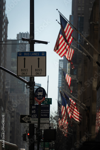 Rue dans Manhattan avec de multiple drapeau américain