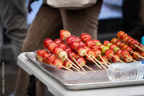 Brochettes de fraise sucrée sur un plateau à Little China à New-York