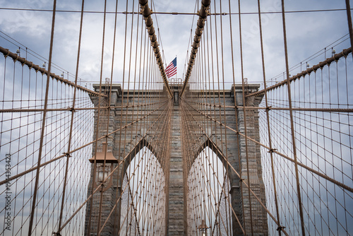 Pont de Brooklyn en symétrie avec le drapeau américain au milieu