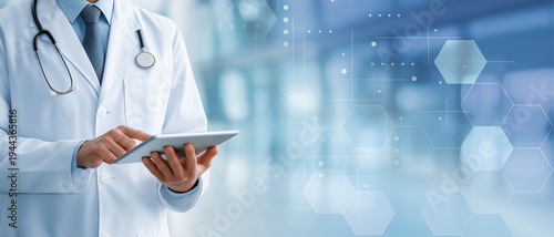 医療DX｜デジタルデバイスでデータ管理を行う白衣の医師と医療イメージの背景