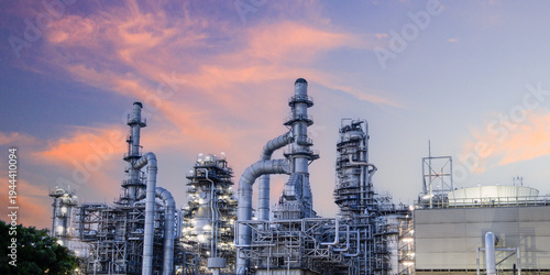 Schilderij op canvas Petrochemical Petroleum Refinery Oil and Gas Tank Storage Industrial landscape o