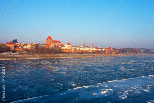 Widok z mostu na panoramę miasta, częściowo zamarźnięta Wisła, Toruń, Polska, View from the bridge of the city panorama, partially frozen Vistula River, Toruń, Poland