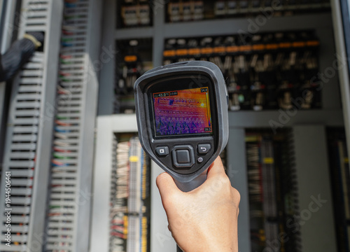 Fotografía Thermal camera supports electrical safety inspection inside a control cabinet, revealing heat patterns in wiring and components to improve diagnostics, reliability, and maintenance