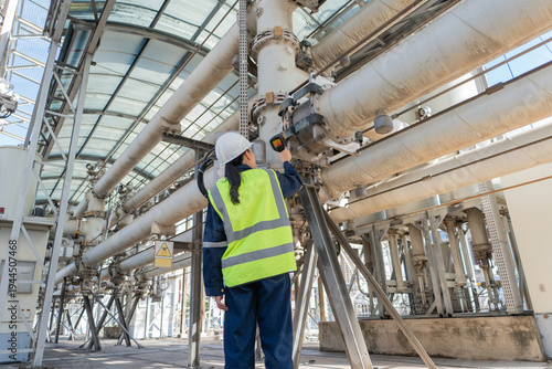 Fotografía Engineer inspects high voltage gas insulated equipment with a thermal camera in an energy infrastructure facility, supporting safety, reliability, diagnostics, and maintenance