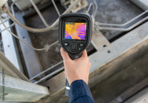 Foto Thermal inspection with an infrared camera captures temperature patterns on industrial equipment, supporting preventive maintenance, fault detection, safety checks, and reliability