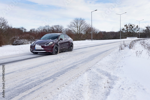 Auto auf einer Straße mit Schnee im Winter 11