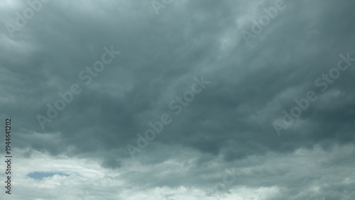 Foto Moody, cloudy skies filled with an overcast ambiance create a dramatic weather s