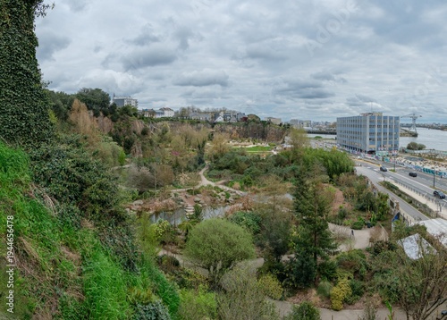 Bassin naturel et végétation au Jardin Extraordinaire de Nantes