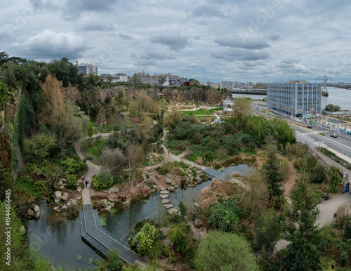 Bassin naturel et végétation au Jardin Extraordinaire de Nantes