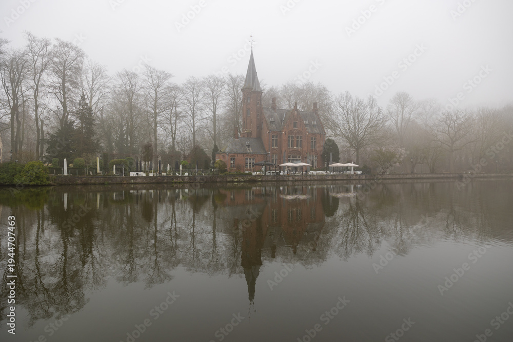Fototapeta premium Bruges minnewater park kasteel de la faille lake reflection