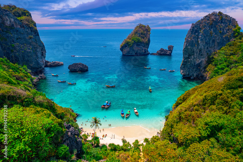 Fotografie Nui beach and long tail boat in Phi Phi Don island, Krabi, aerial top view