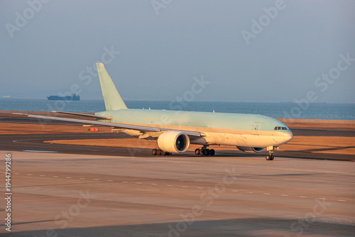 冬の夕空と北九州空港の風景