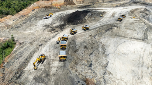 Fotografía Drone footage from a coal mining site in South Kalimantan shows trucks and heavy