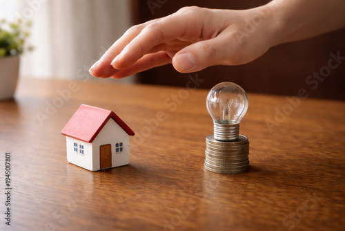 家と電球とコイン｜エネルギーと家計のイメージ