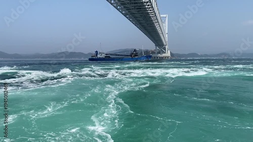 鳴門海峡のフェリーに乗って見えるローアングルの渦潮