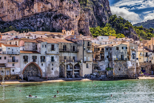 Cuadro en lienzo Waterfront view of Cefalù in Sicily, Italy
