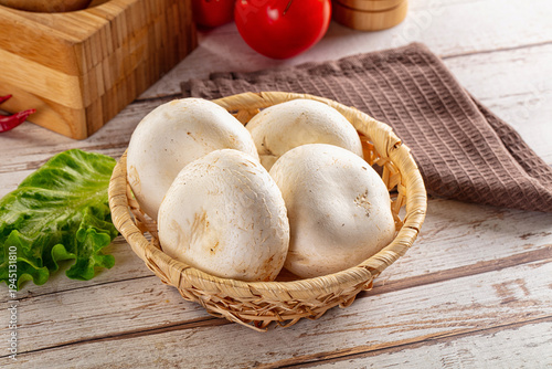 Valokuva Raw white champignon mush heap