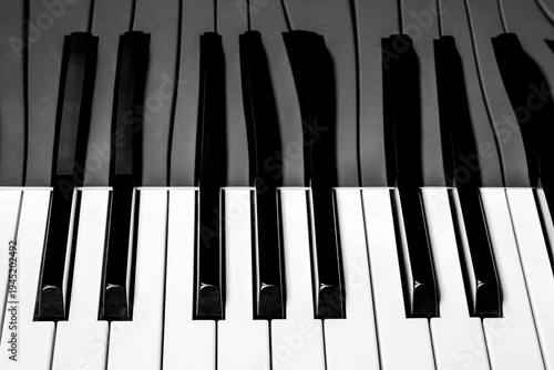 Foto Black and white piano keys with reflection