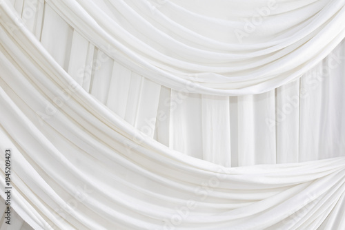 The white curtains were wavy and rippling.