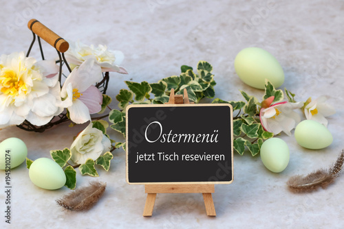 Reservierung: Tischreservierung zu Ostern mit Blumen, und Ostereiern. Auf einer Tafel steht der Text  Ostermenü jetzt Tisch reservieren.