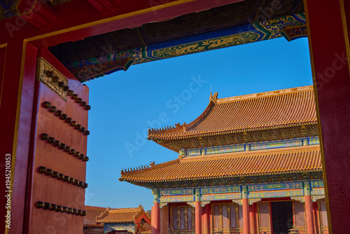Fényképezés Forbidden City Palace Architecture Framed by Red Gate, Beijing