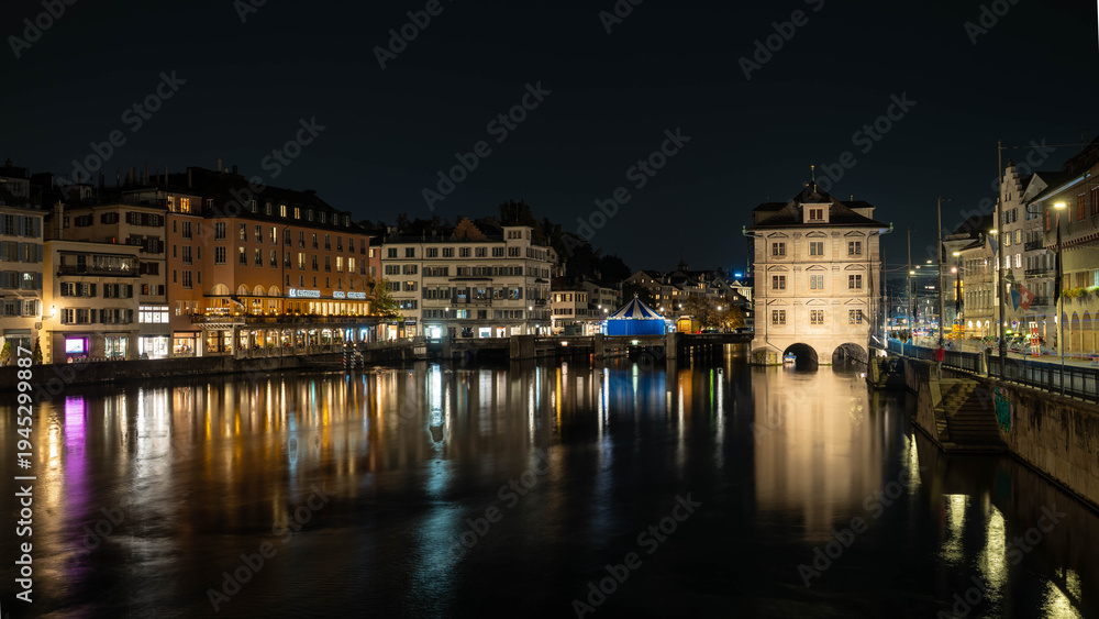 Obraz premium Zurich at night with longe exposure river view